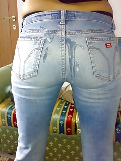 Bubble butt beauties in jeans